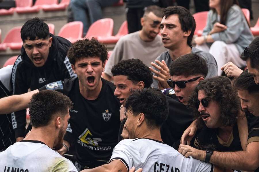 Jogadores da AD Sanjoanense celebram com os adeptos