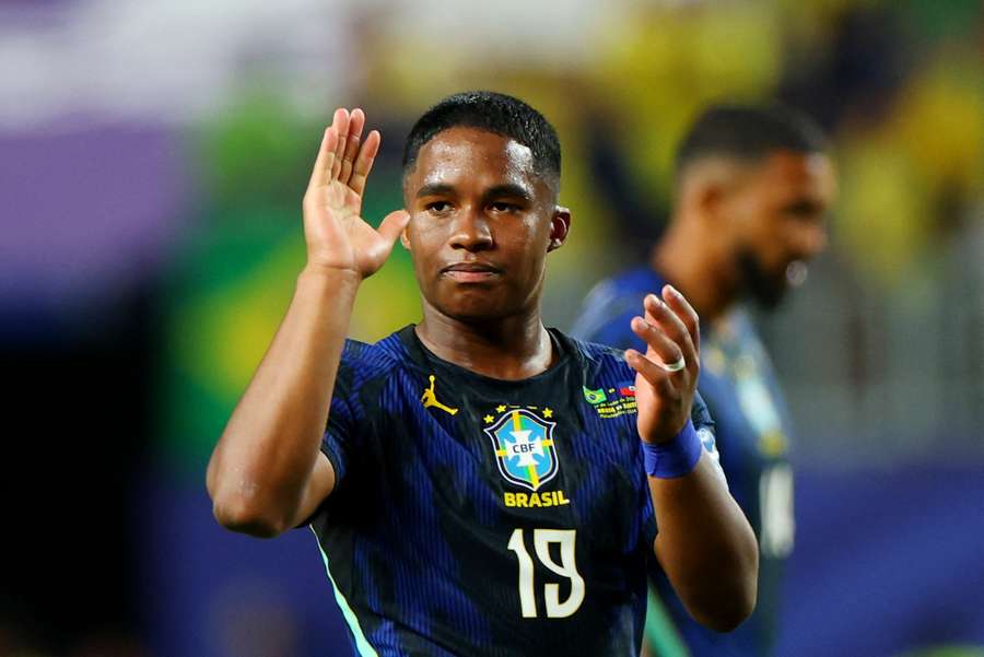 Endrick aplaude carinho da torcida na Filadélfia Endrick aplaude carinho da torcida na Filadélfia