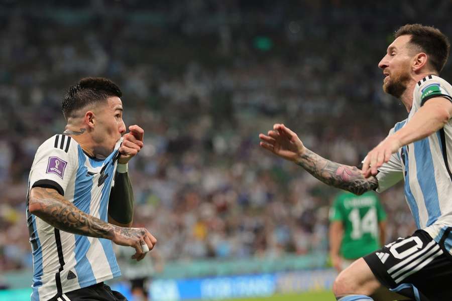 Enzo Fernández félicité par Leo Messi