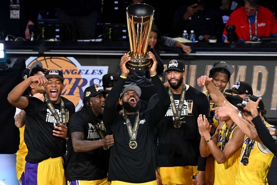 Lakers ergueram o troféu