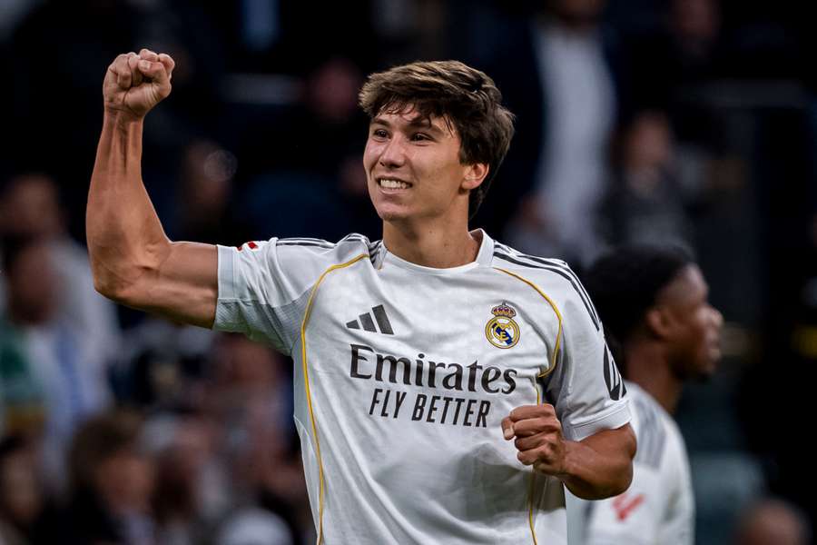 Gonzalo García celebrando su primer hattrick