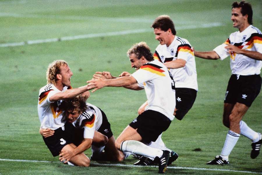 Beim WM-Sieg 1990 zierte ein gezackter, schwarz-rot-goldener Streifen die Brust der DFB-Kicker. 