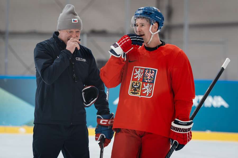 Červenka (vpravo) při tréninku po boku reprezentačního trenéra Radima Rulíka.