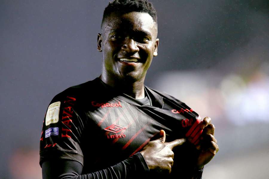 Viveros fez os dois gols de Santos 0x2 Athletico-PR Viveros fez os dois gols de Santos 0x2 Athletico-PR