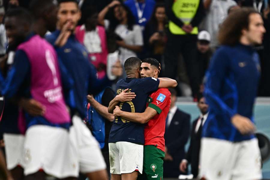 Kylian Mbappé consolou Achraf Hakimi logo depois do jogo
