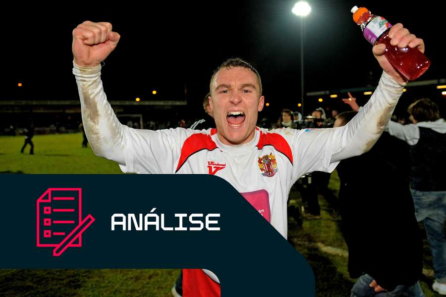 Peter Winn festeja a vitória do Stevenage sobre o Newcastle em 2011