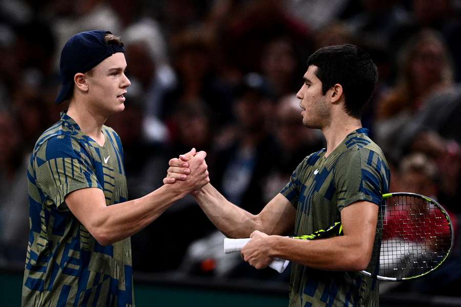 Alcaraz trak sig fra kvartfinale, og dermed er danske Rune klar til endnu en storkamp og revanche mod Felix Auger–Aliassime. Alcaraz trak sig fra kvartfinale, og dermed er danske Rune klar til endnu en storkamp og revanche mod Felix Auger–Aliassime.