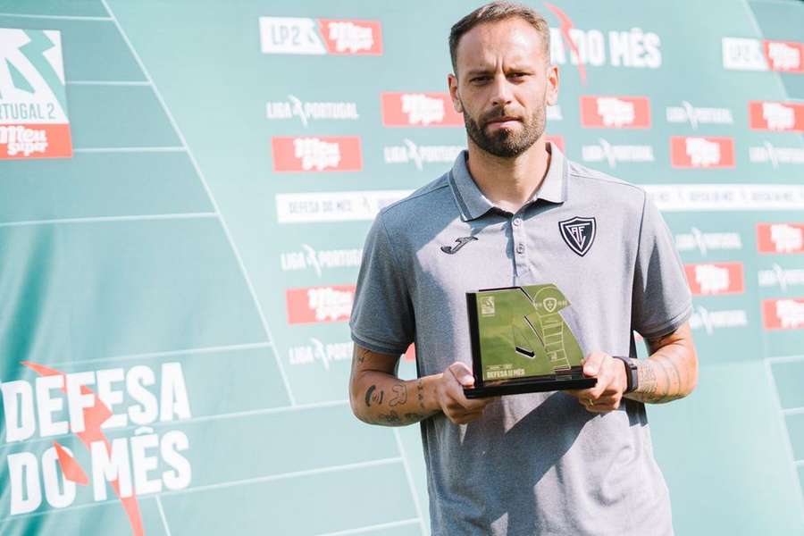 André Almeida com o troféu de defesa do mês da Liga 2