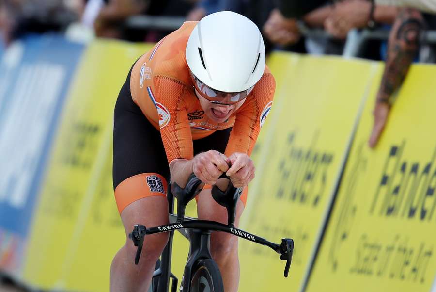 Van Vleuten snatches road race world title after hellish ride