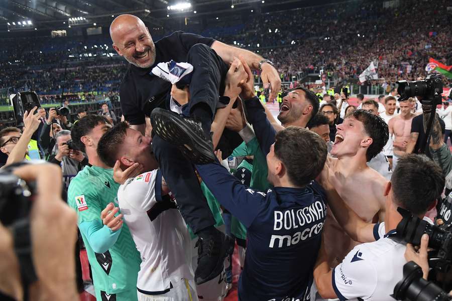Italiano portato in trionfo dai suoi giocatori
