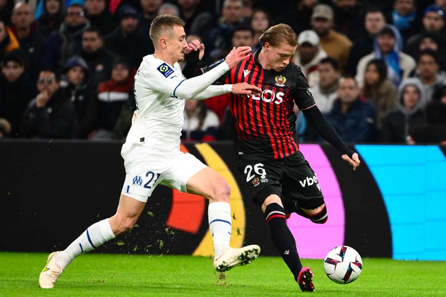 Valentin Rongier au duel face à Melvin Bard.