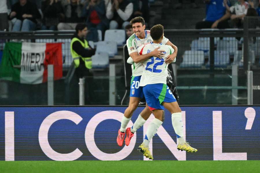 Andrea Cambiaso celebra su gol ante Bélgica en Roma con Giovanni Di Lorenzo