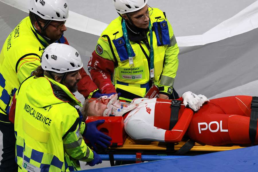 Kamila Sellier opuszczająca arenę na noszach