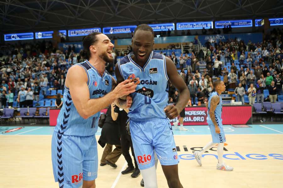 Francis Alonso (izquierda) y Dibba sonríen tras el triunfo del Breogán