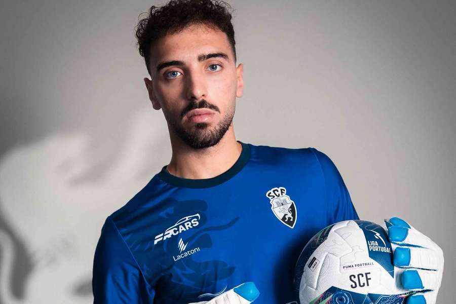 Brian Araújo oficializado no Farense