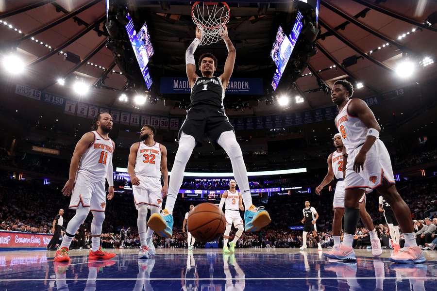 Wembanyama machaca el aro de los Knicks
