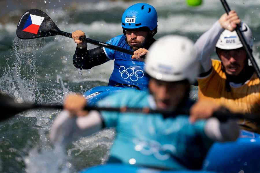 Lukáš Rohan při finálovém závodě kayakcrossu na OH v Paříži.