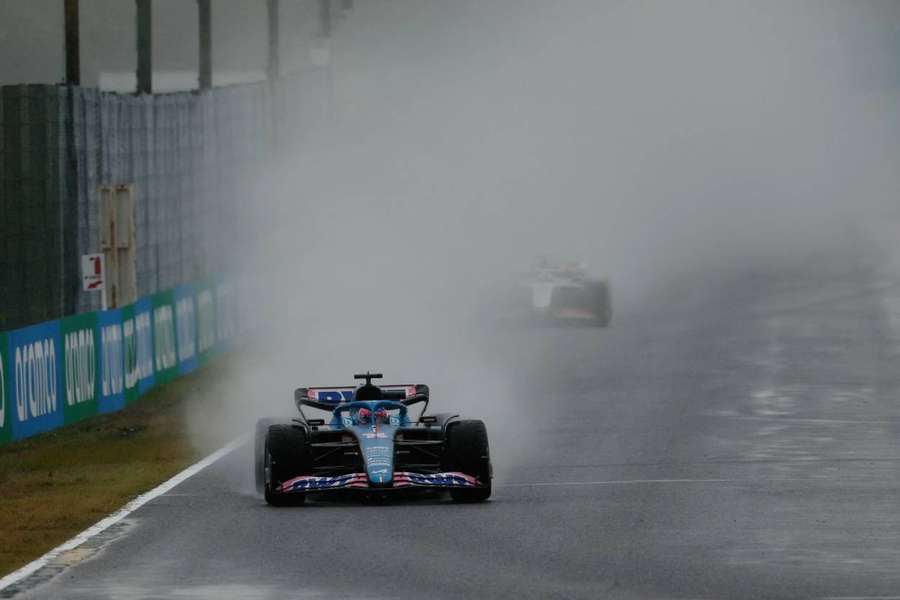 Alonso sets wet F1 practice pace in Japan