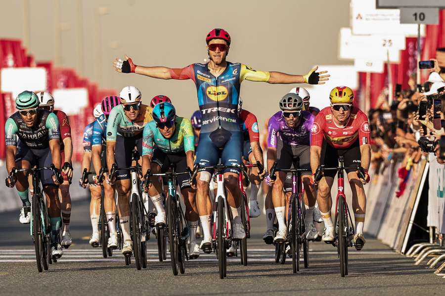 Milan repite triunfo de etapa en el Tour UAE