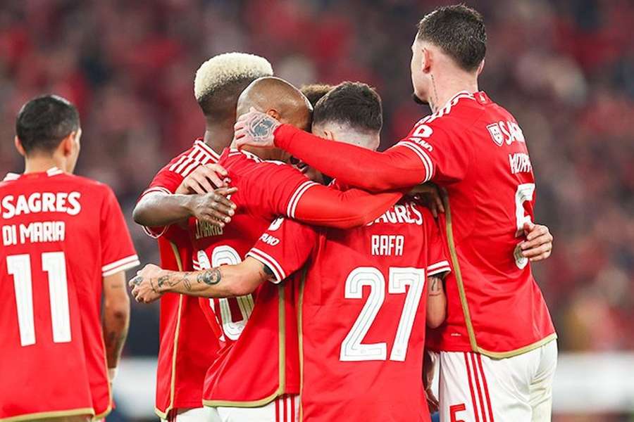 João Mário festeja o golo com Rafa