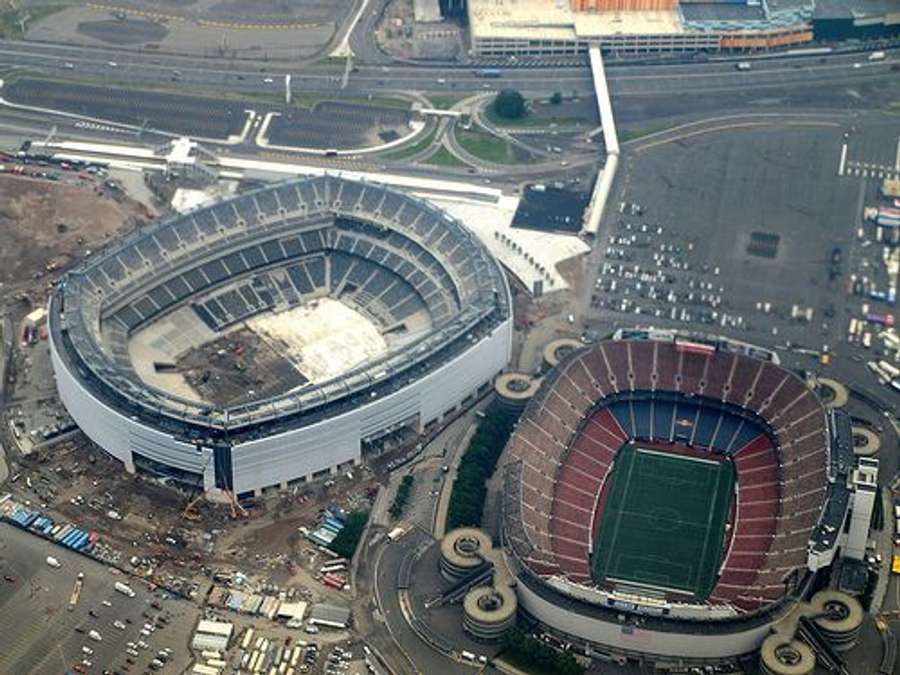 Registro da construção do MetLife Stadium na mesma região do antigo Giants Stadium