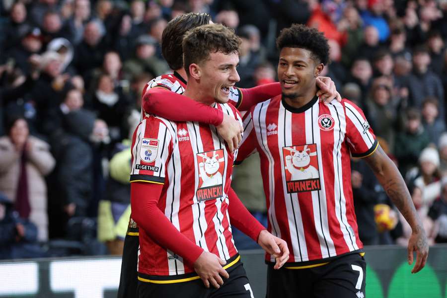 Harrison Burrows, do Sheffield United, comemora com Rhian Brewster