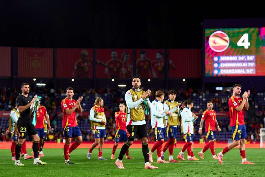 Los jugadores de España aplauden al público de Valladolid tras el 4-0 a Bulgaria