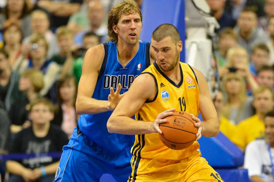 Albert Miralles ante Dirk Nowitzki, con el Alba Berlín Albert Miralles ante Dirk Nowitzki, con el Alba Berlín
