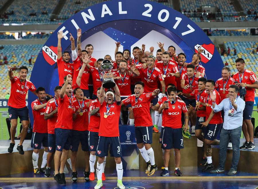 Independiente levanta taça da Copa Sudamericana 2017 no Maracanã. Independiente levanta taça da Copa Sudamericana 2017 no Maracanã.