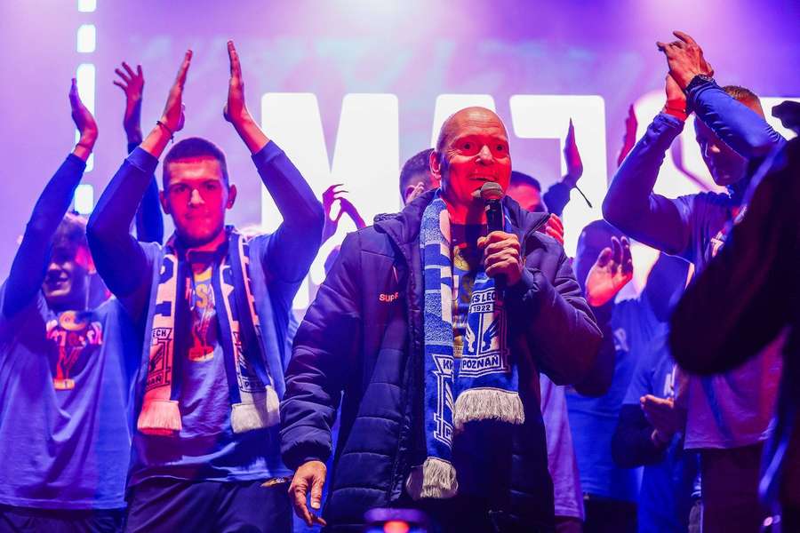 Trener Lecha Poznań Niels Frederiksen na mistrzowskiej fecie