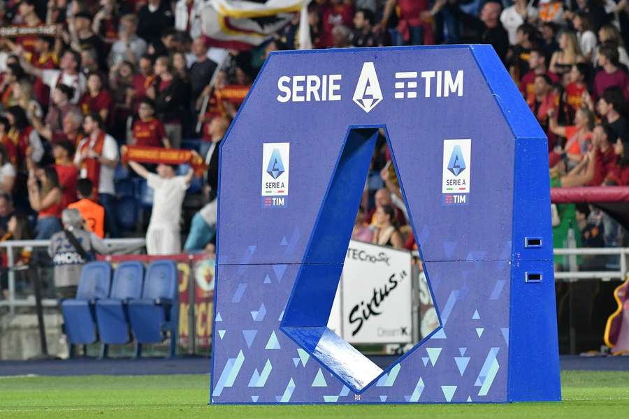 Suspendarea imediată a meciului dacă se scandează scandări antisemite