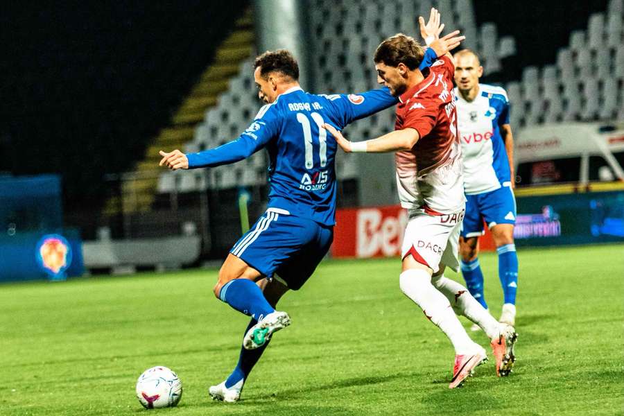 Roger (stânga), suspendat până la plata datoriei către CFR Cluj