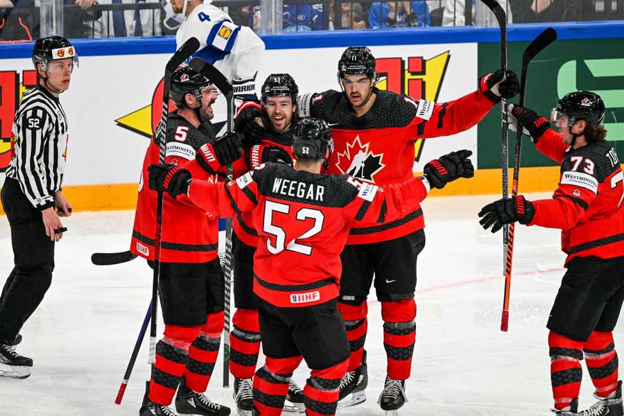 Kanadyjczycy i Łotysze uzupełnili stawkę półfinalistów MŚ w hokeju