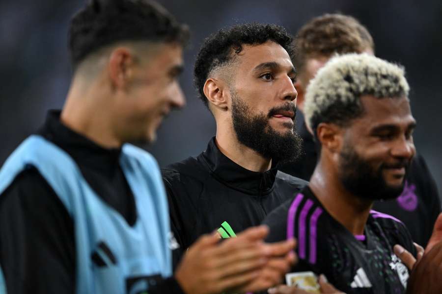 Noussair Mazraoui (M.) und Serge Gnabry (r.) sind wieder im Training der Bayern dabei.