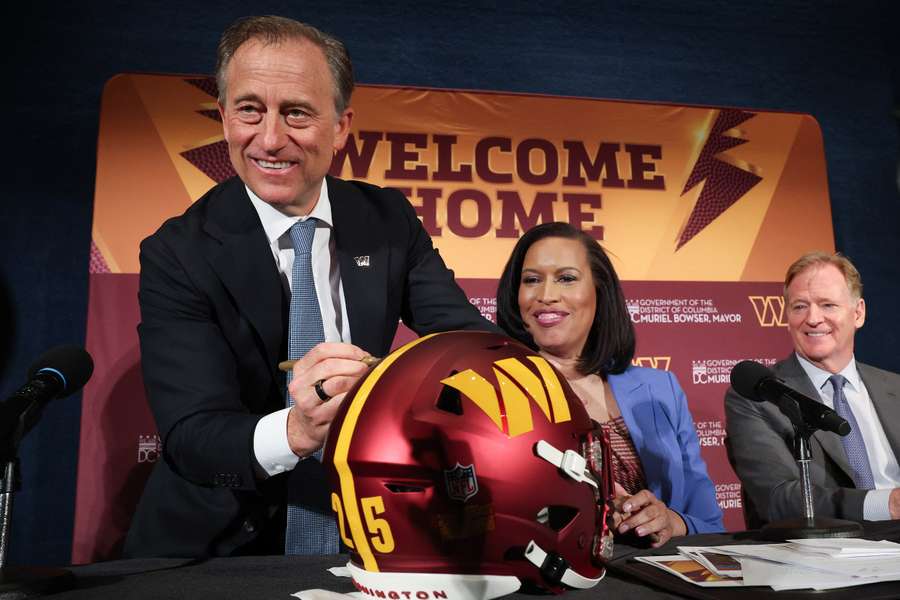 Josh Harris (L), Mayor Muriel Bowser (C), and NFL Commissioner Roger Goodell (R) Washington Commanders press conference