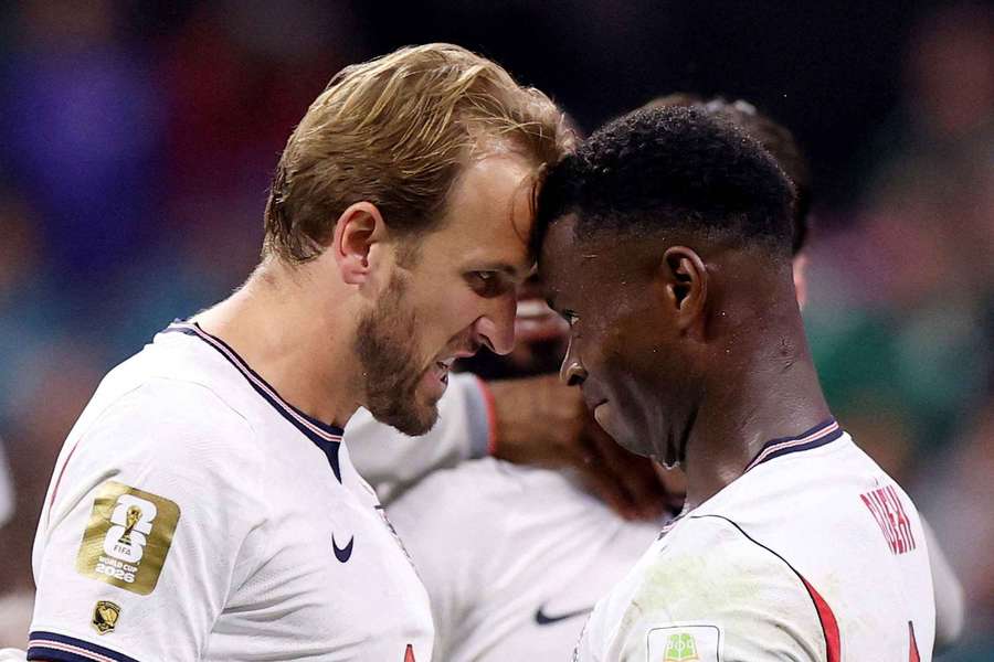 Harry Kane (l.) brach im Interview nach dem Spiel mehrfach die Stimme weg. Harry Kane (l.) brach im Interview nach dem Spiel mehrfach die Stimme weg.