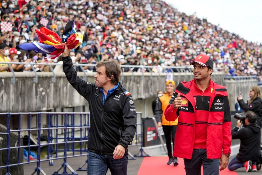 Alonso y Sainz saludan al público durante el Gran Premio de Japón.