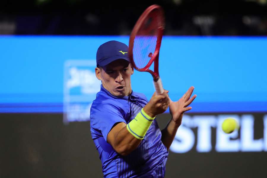 Báez golpea la bola