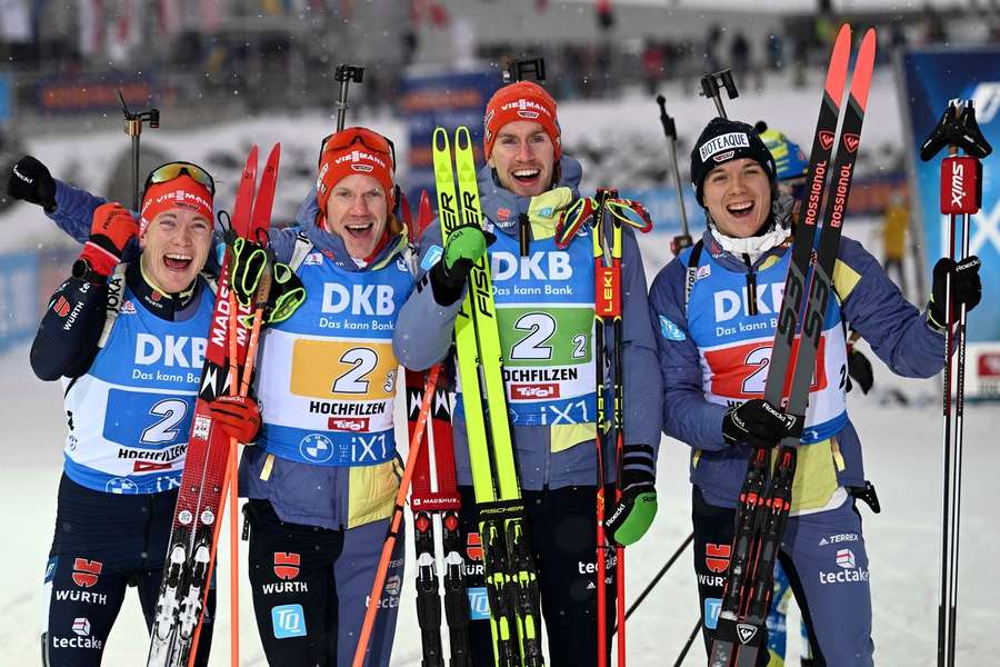 Justus Strelow, Johannes Kühn, Roman Rees und Benedikt Doll feiern nach dem 4x7,5km-Staffellauf der Männer beim Biathlon-Weltcup in Hochfilzen.