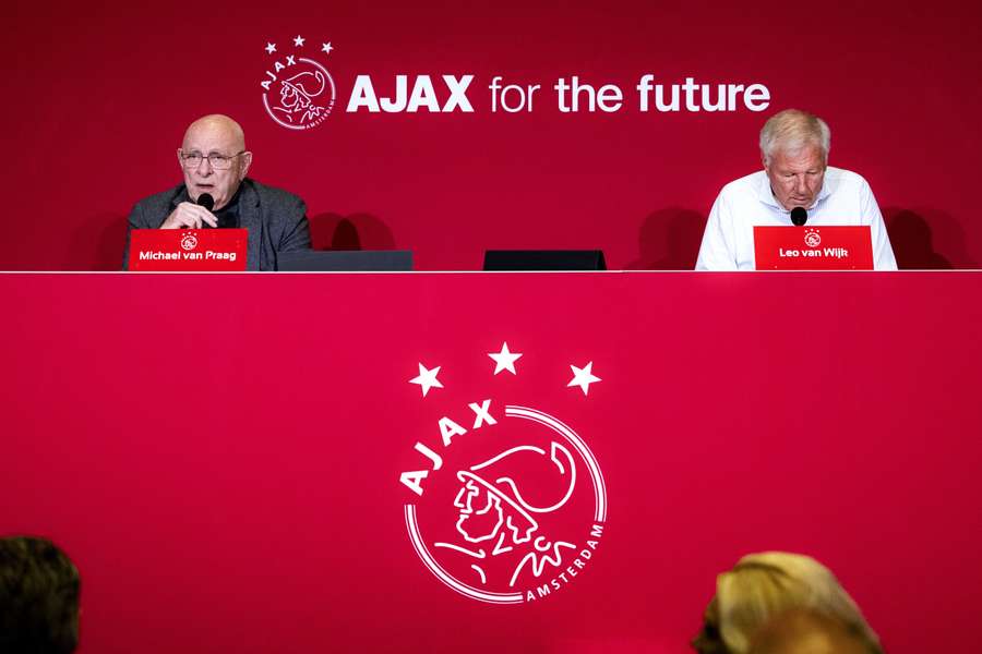 Michael van Praag (L) en Leo van Wijk tijdens een vergadering met aandeelhouders van Ajax