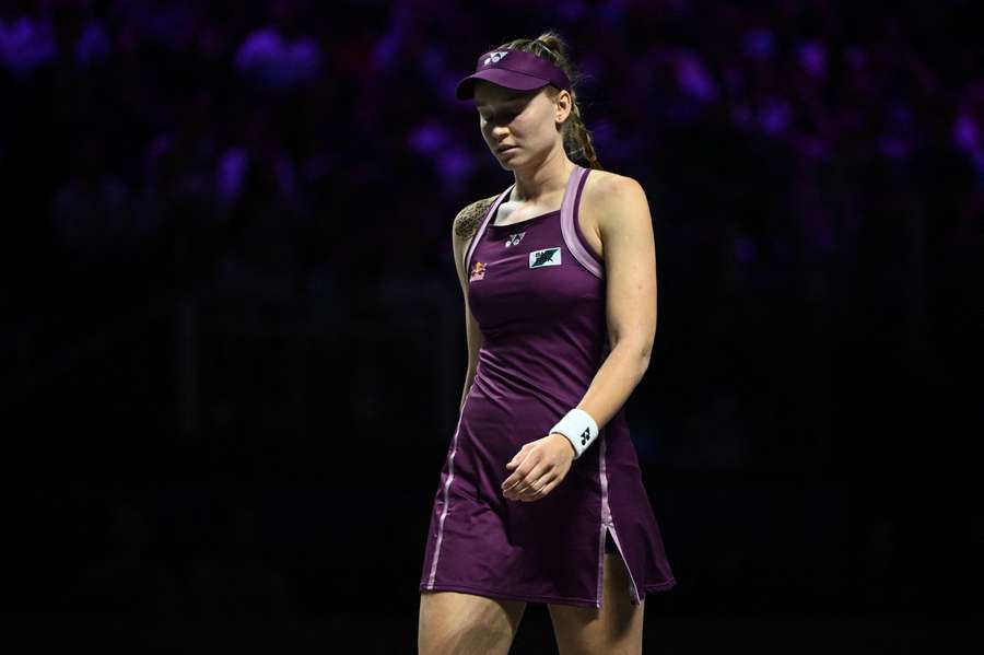 Elena Rybakina réagit lors de la finale des WTA Finals 2025 face à Aryna Sabalenka à Riyad.