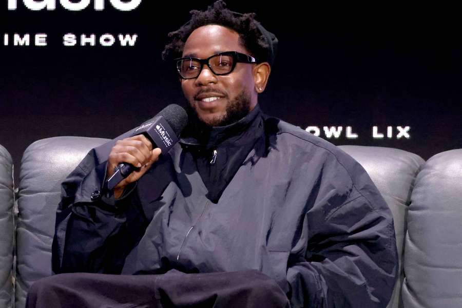 Kendrick Lamar comparece ante los medios.
