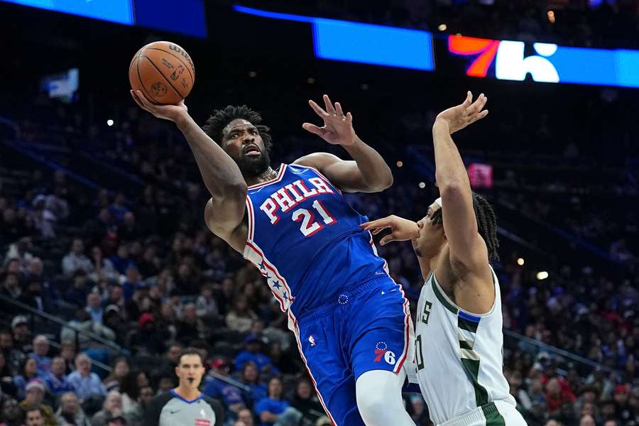 Joel Embiid lanza a canasta