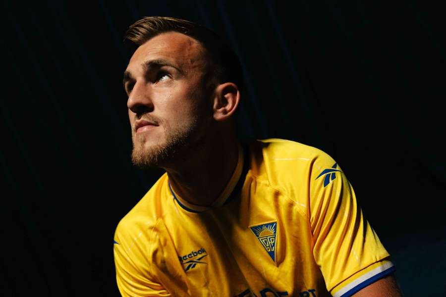 Nail Omerović apresentado no Estoril