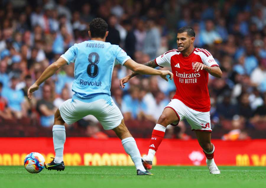 Bruno Guimarães estreou pelo Arsenal na vitória sobre o City