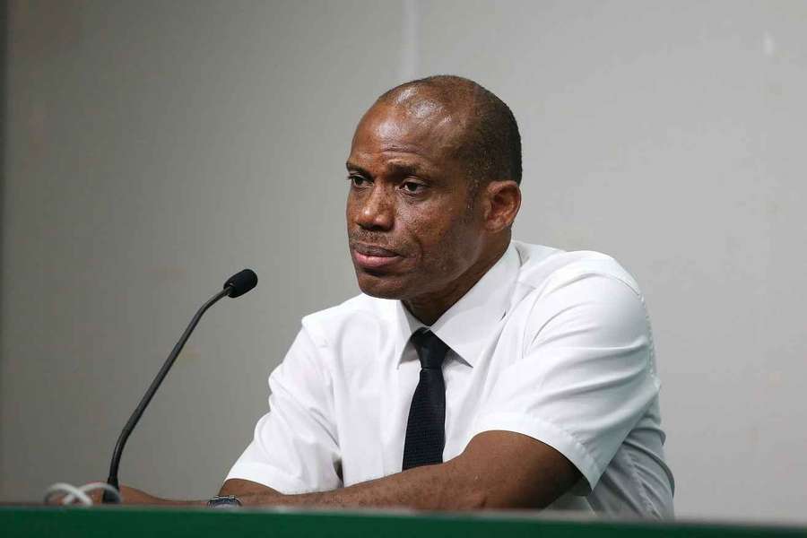 Sunday Oliseh, antigo treinador nigeriano Sunday Oliseh, antigo treinador nigeriano