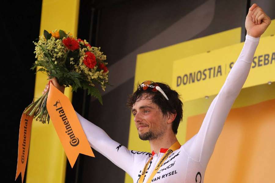 Victor Lafay sur le podium de la 2ᵉ étape du Tour de France 2023.
