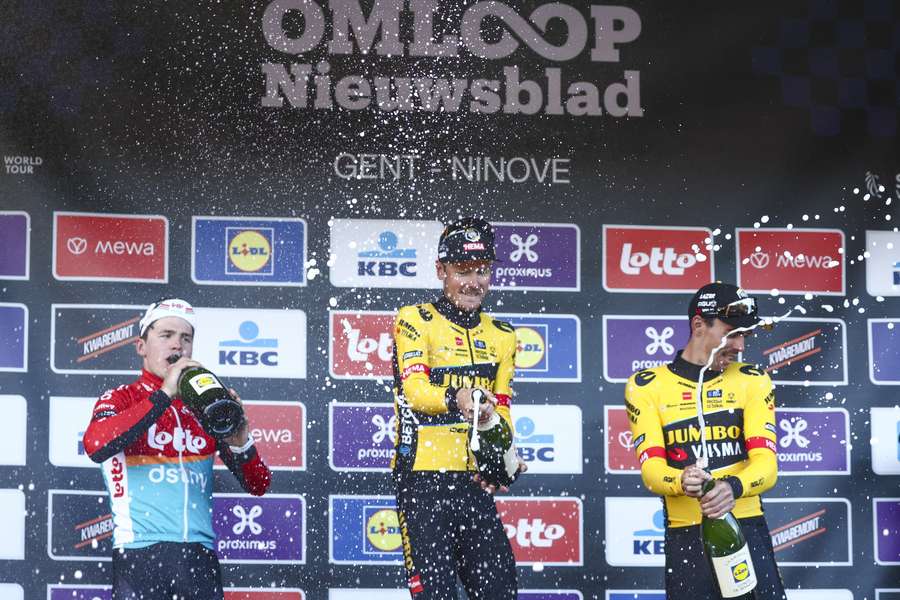 Van Baarle fietst 'op instinct' naar winst in Omloop