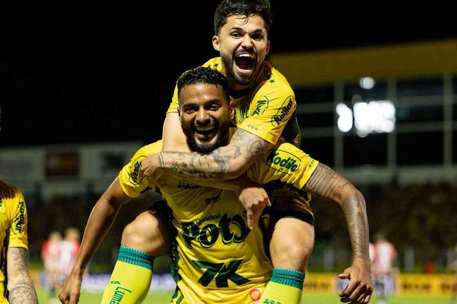 Reinaldo fez gol e deu assistência contra o São Paulo