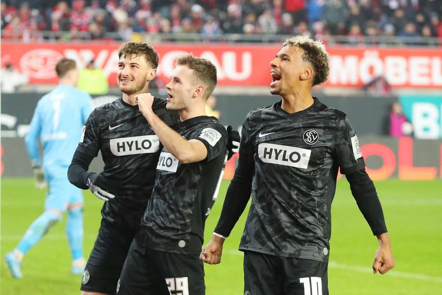 SV Elversberg rückt Tabellenführer Schalke 04 in der 2. Bundesliga auf die Pelle. SV Elversberg rückt Tabellenführer Schalke 04 in der 2. Bundesliga auf die Pelle.